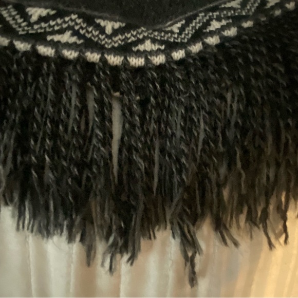 Alpaca hooded black llama sweater with fringe - Picture 5 of 9